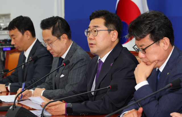 박찬대(오른쪽 두번째) 더불어민주당 원내대표가 29일 국회에서 열린 원내대책회의에서 발언하고 있다. [연합뉴스]